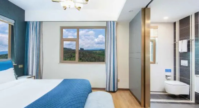 Двухместный люкс с 2 комнатами с балконом и с видом на сад Fuxian Lake Hi Villa