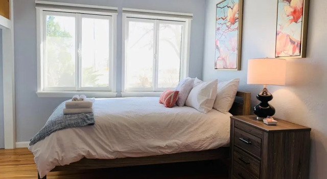 Family-Friendly, Fireside Nest Near Old Town!, Book Feriehus Villaer i Fort Collins, Villa