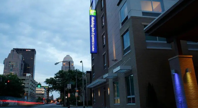 Кровать в общем номере Holiday Inn Express & Suites Downtown Louisville by IHG