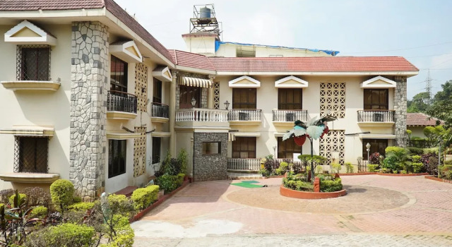 OYO 19690 Home Luxury Farm Lonavala Lake, Забронировать Фермерский дом Отели штата Махараштры с бассейном, Бассейн