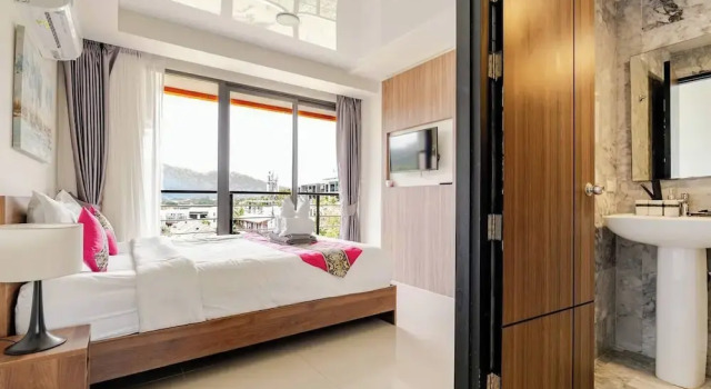 Номер Standard c 1 комнатой с балконом Naiharn Pearl Condo Hotel by VillaCarte