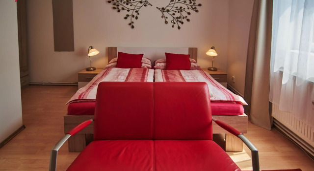 Cozy 2 bedroom Apt with Garden close to Prague Castle