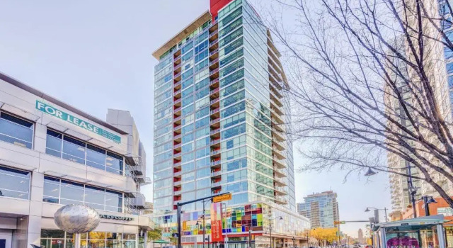 Modern 2BR Apt - DT Calgary w City Views, Rezervați Hotel Beltline Calgary, aproape de Reader Rock Garden