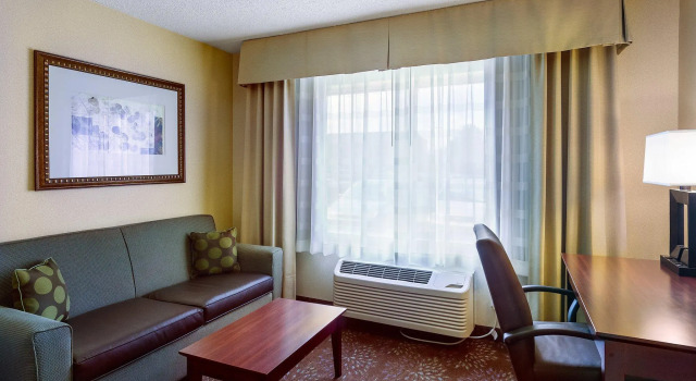Четырёхместный номер Executive Holiday Inn Express & Suites Sandy - South Salt Lake City by IHG