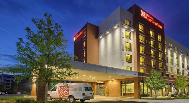 Кровать в общем номере Hilton Garden Inn Durham-University Medical Center