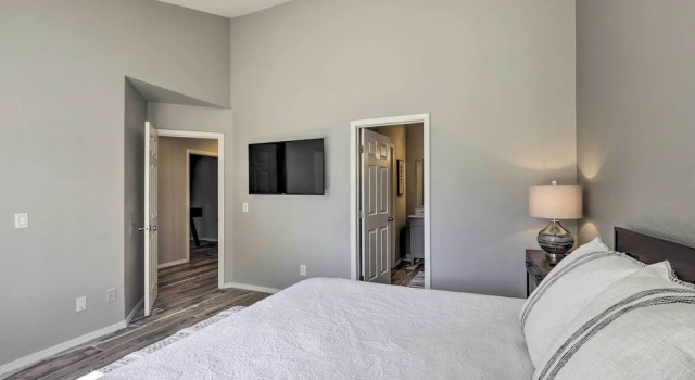 Modern Flagstaff Retreat ~ 4 Mi to Downtown!, Забронировать Дом для отпуска Флагстафф Гранд-Каньон, рядом с Гольф-клуб Aspen Valley