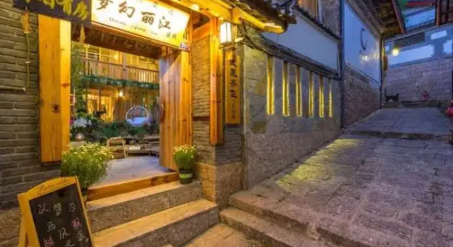 Floral Hotel · Dream Lijiang Inn Lijiang, Забронировать Отель Лицзян Юньнань, рядом с Улица Сквер-стрит Древнего города Даянь