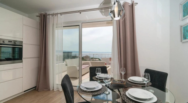 Nice Apartment in Podstrana With 1 Bedrooms and Wifi, Varaa Huoneisto Hotellit Strožanac pysäköinnillä, Pysäköinti