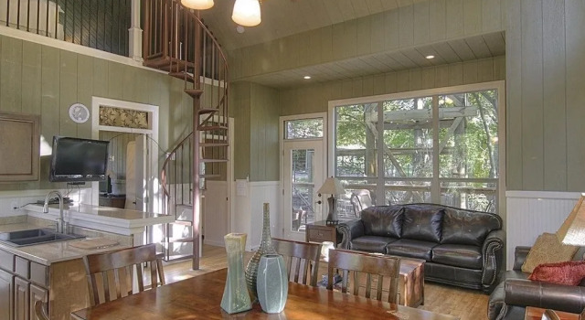 River Rd. Treehouses- Birdseye Perch 1 Bedroom 1 Bathroom Cabin, Book Feriehus Sattler USA