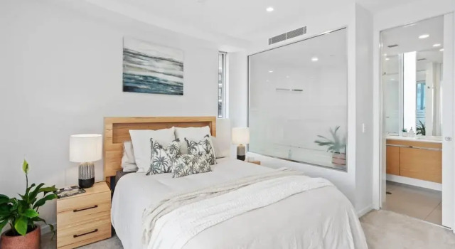 Luxury Beachfront Stay in Kirra, Забронировать Апартаменты/квартира Отели Голд-Кост с парковкой, рядом с Пляж Bilinga, Парковка