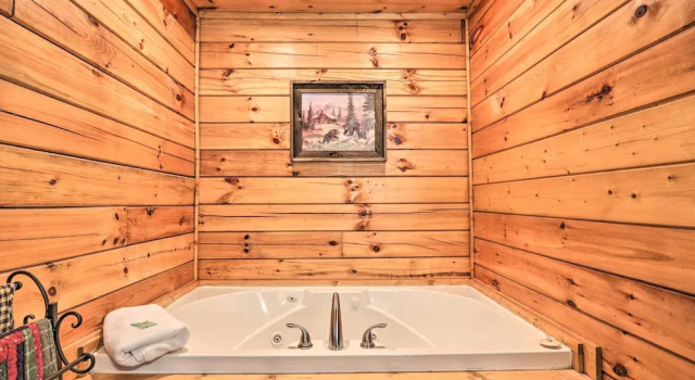 Коттедж 3 Mi to Dollywood: Hot Tub Hideaway in Smoky Mtns