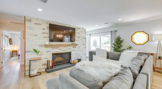 Walk to The Village Shops/eats: Big Bear Lake Home, Varaa Lomakoti Big Bear Lake USA