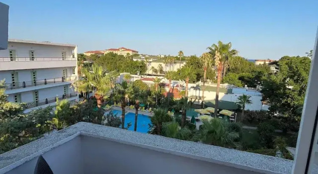 Двухместный номер Standard с балконом и с видом на бассейн Malibu Garden Resort Hotel