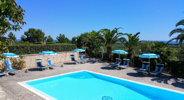 Case con piscina - Residence Amica, Varaa Hotelli Hotellit Vieste uima-altaalla, Uima-allas