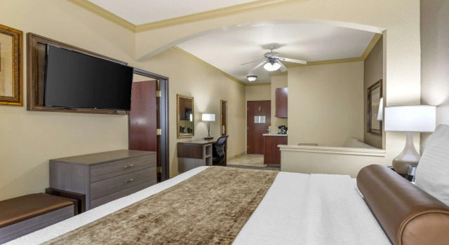 Четырёхместный люкс с 2 комнатами Best Western Plus Crown Colony Inn & Suites
