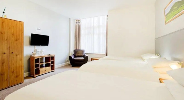 Кровать в общем номере OYO Eastbank Hotel
