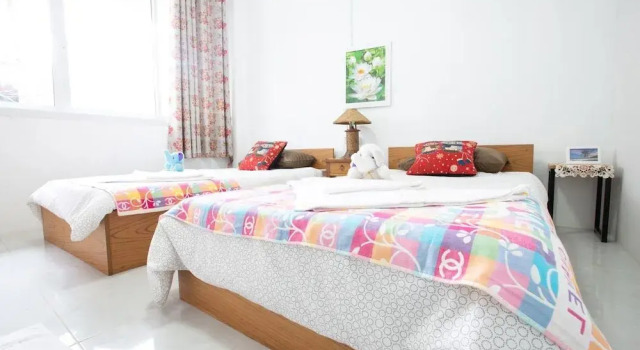 One of Us House - Hostel, Забронировать Хостел Отели Бангкока с парковкой, рядом с Станция метро Wongwian Yai, Парковка