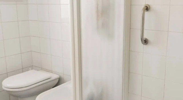 Кровать в общем номере Room-large Double Room in Central Downto