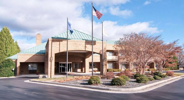 Люкс Comfort Suites Inn at Ridgewood Farm