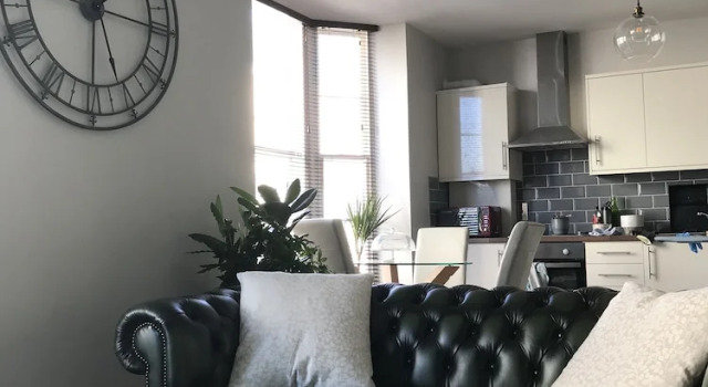 Gorgeous 2bed Apartment in the Heart of Ilfracombe, Забронировать Апартаменты/квартира Отели Илфракомб с парковкой, рядом с Статуя «Истина», Парковка