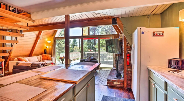Коттедж Running Springs A-frame w/ Deck & Mtn Views!