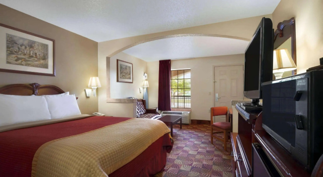 Двухместный номер Days Inn & Suites by Wyndham Tuscaloosa - Univ. of Alabama