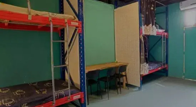 Кровать в общем номере partylandia hostel