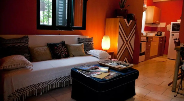 Cozy Central Courtyard Home (By The Lake), Rezerwuj Hotel Janina Epir