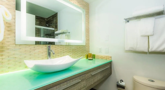 Четырёхместный номер Standard с балконом Regalia Hotel & Conference Center