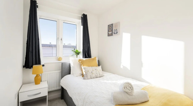 Fortified Three Bedroom Home Bristol, Rezervați Casă de vacanță Avonmouth 