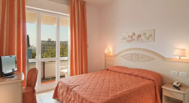 Четырёхместный семейный номер Standard с балконом Hotel Mocambo