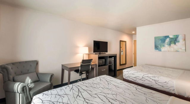 Четырёхместный номер Standard SureStay Plus Hotel by Best Western SeaTac Airport