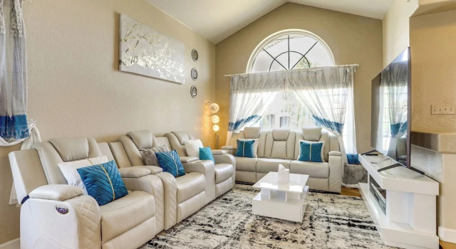 Hot Tub + Patio: Group-friendly Denver Oasis!, Book Feriehus Denver Colorado