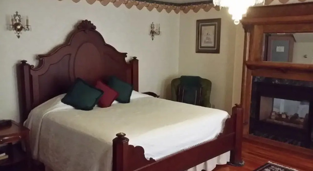 Royal Suite Chestnut Charm Bed & Breakfast