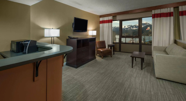 Четырёхместный полулюкс с видом на горы Four Points by Sheraton Juneau