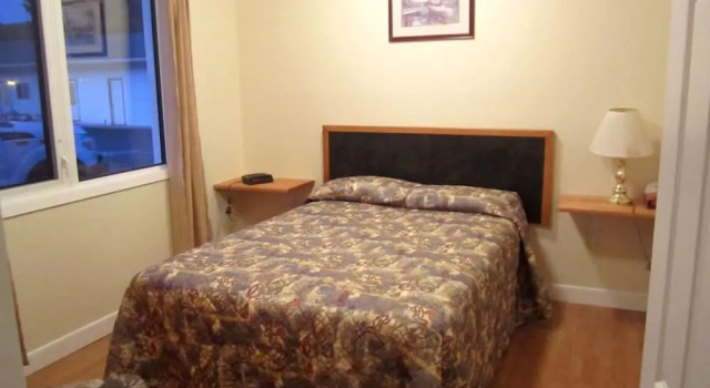 Кровать в общем номере Gateway Motel