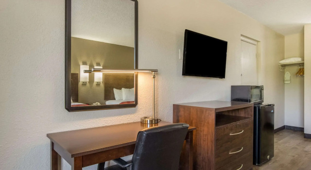 Четырёхместный номер Standard Econo Lodge Fort Knox