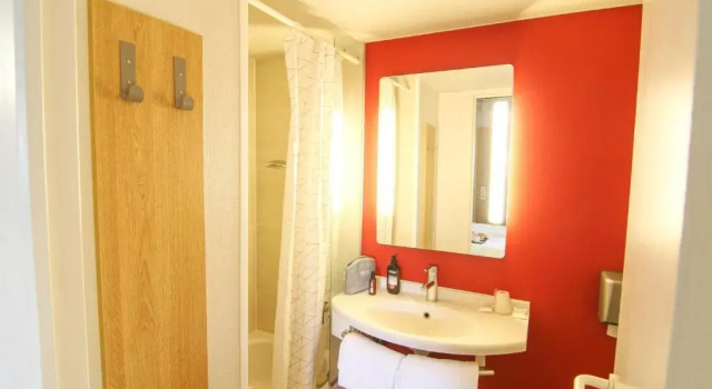 Четырёхместный номер Standard Kyriad Direct Poitiers - Gare du Futuroscope