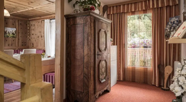 Gästehaus Königsleiten, Rezerwuj Hotel Hotele w Tyrol z parkingiem, Parking