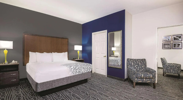 Люкс La Quinta Inn & Suites by Wyndham Mercedes Outlet Mall