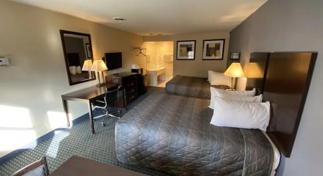 Четырёхместный номер Standard с балконом Golden Hill Inn-Danbury