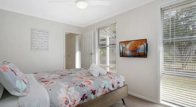 Acaronar, Book Hotel Bright 