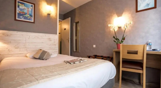 Трёхместный номер Standard Brit Hotel des Halles