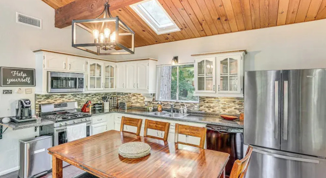 Коттедж 1 Mi to Lake: Crestline Cabin w/ Deck + Gas Grill!