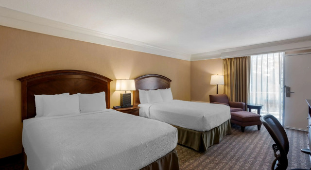 Четырёхместный номер Standard с балконом Best Western Inn of the Ozarks