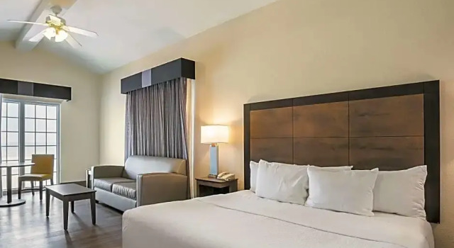 Четырёхместный люкс рядом с пляжем Wingate by Wyndham Galveston Beachfront at the Seawall
