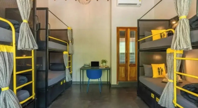 Кровать в общем номере с видом на бассейн The Hosteller Bam Goa, Saligao - Poshtel