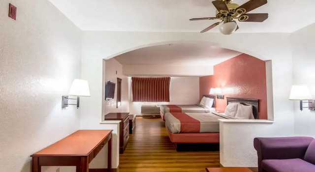 Четырёхместный люкс Standard Motel 6 Oklahoma City OK Fairgrounds West