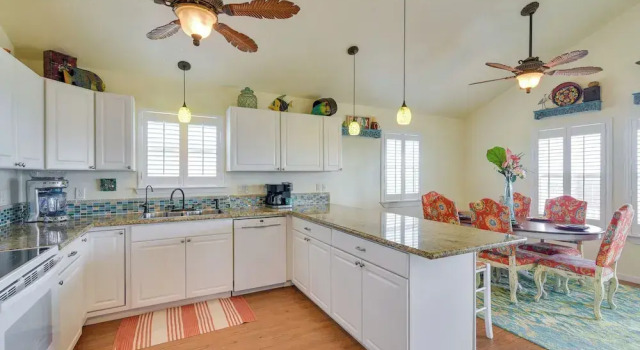 Walk to Shore: Surfside Beach Home w/ Bay Views, Varaa Lomakoti Mökit kohteessa Houston, Mökki