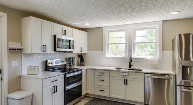 Коттедж с 4 комнатами Williamstown Vacation Rental: Private Deck & Yard
